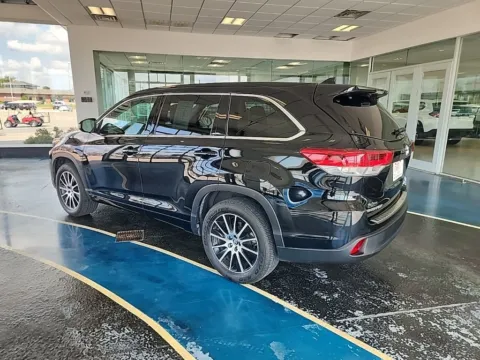 Another view of 2018 Toyota Highlander SE for sale in Boone, IA at Pat Clemons Inc.
