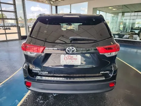 More photos of 2018 Toyota Highlander SE at Pat Clemons Inc., IA