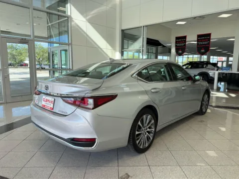 More photos of 2019 Lexus ES 300h Ultra Luxury at Clemons Mitsubishi, NE