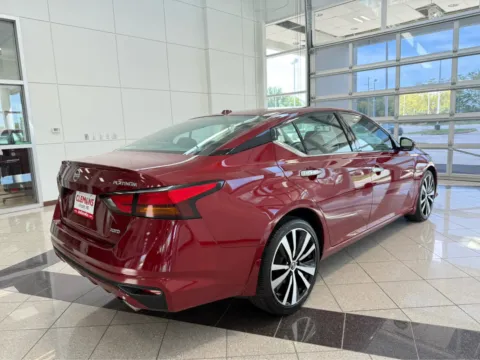 More photos of 2022 Nissan Altima 2.5 Platinum at Clemons Mitsubishi, NE