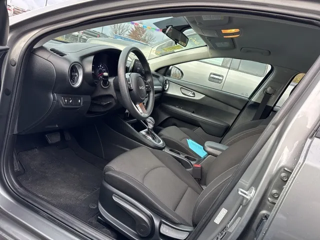 2022 Kia Forte FE LXS photo 3