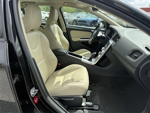 2017 Volvo S60 T5 Dynamic photo 19