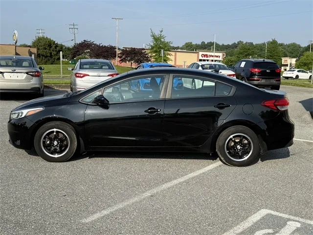 2017 Kia Forte LX Base photo 9