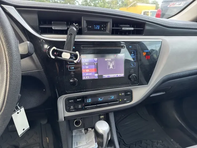 2018 Toyota Corolla LE photo 2