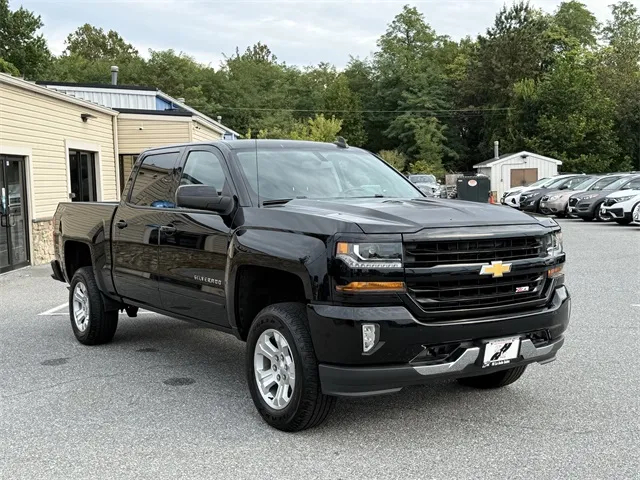 2018 Chevrolet Silverado 1500 LT photo 3