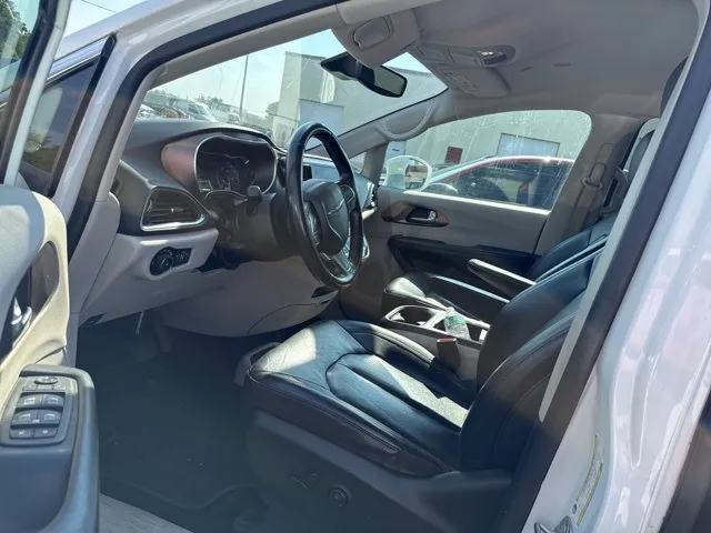 2019 Chrysler Pacifica Touring Plus photo 3