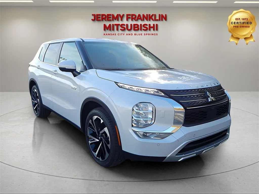 White 2025 Mitsubishi Outlander PHEV SE for sale in Kansas City, MO