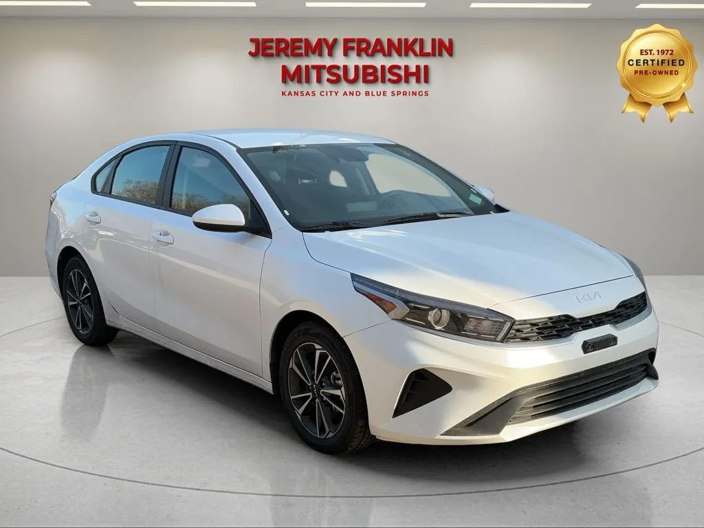 White 2024 Kia Forte LXS for sale in Kansas City, MO
