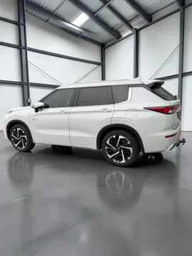 More photos of 2025 Mitsubishi Outlander PHEV SEL at Jeremy Franklin Mitsubishi, MO