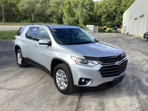Silver 2019 Chevrolet Traverse 3LT for sale in Kansas City, MO