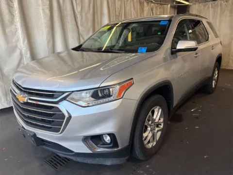 Silver 2019 Chevrolet Traverse 3LT for sale in Kansas City, MO