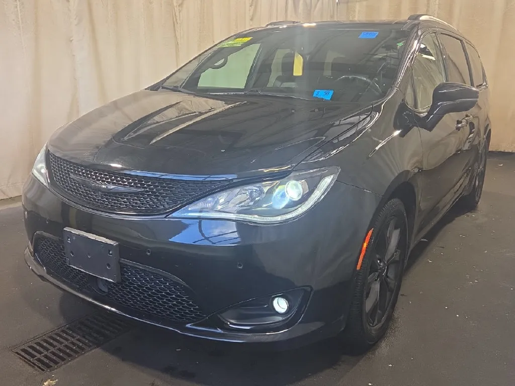 Black 2020 Chrysler Pacifica Limited for sale in Kansas City, MO
