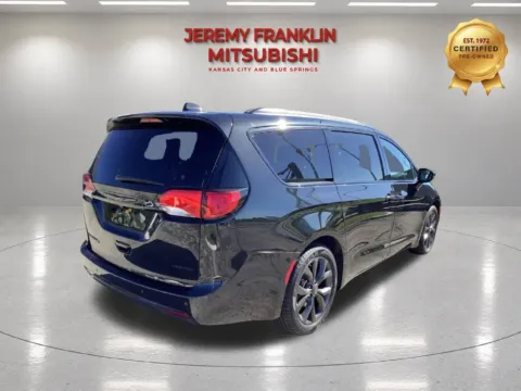 Another view of 2020 Chrysler Pacifica Limited for sale in Kansas City, MO at Jeremy Franklin Mitsubishi