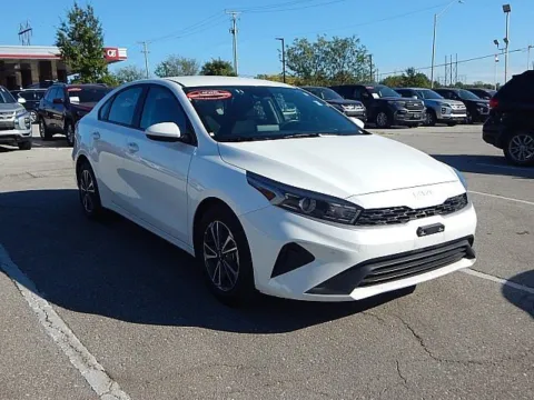 White 2024 Kia Forte LXS for sale in Kansas City, MO