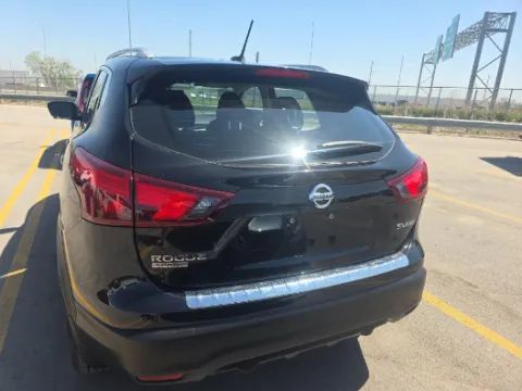 More photos of 2017 Nissan Rogue Sport SV at Jeremy Franklin Automotive of Blue Springs, MO