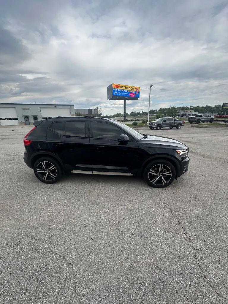 Gray 2021 Volvo XC40 R-Design for sale in Blue Springs, MO