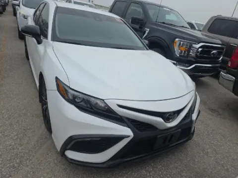 White 2024 Toyota Camry SE for sale in Blue Springs, MO