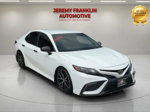 White 2024 Toyota Camry SE for sale in Blue Springs, MO