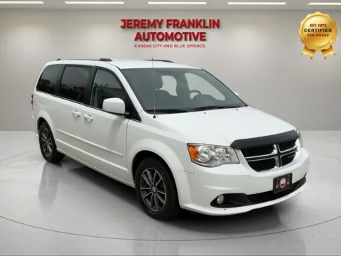 White 2017 Dodge Grand Caravan SXT for sale in Blue Springs, MO