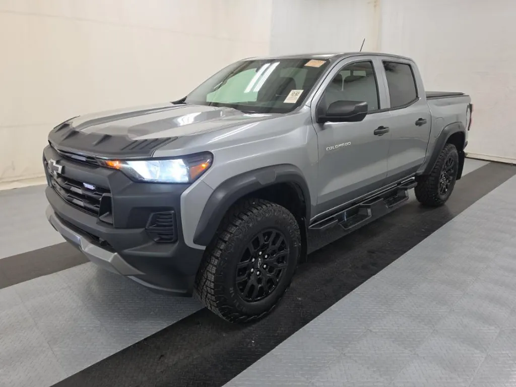 Gray 2024 Chevrolet Colorado Trail Boss for sale in Blue Springs, MO