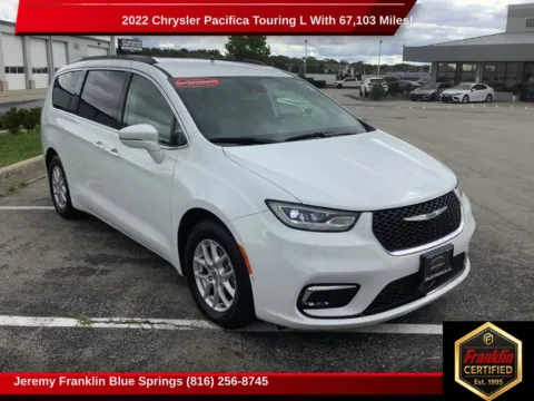 White 2022 Chrysler Pacifica Touring L for sale in Blue Springs, MO