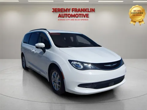 White 2021 Chrysler Voyager LXI for sale in Blue Springs, MO