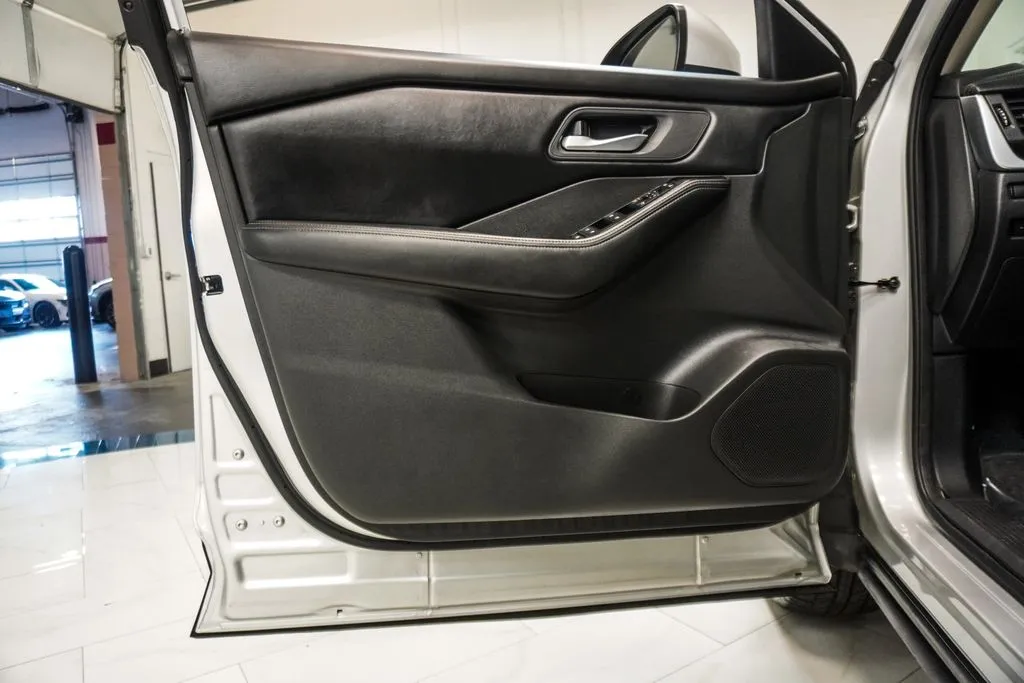 2025 Nissan Rogue SV - Photo 16