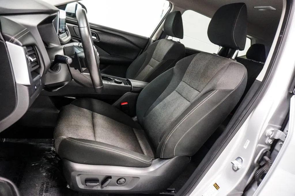 2025 Nissan Rogue SV - Photo 6