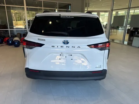 More photos of 2021 Toyota Sienna LE at Hixson Toyota, LA