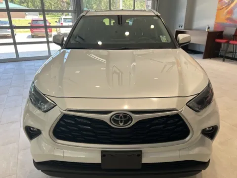 Photos of 2022 Toyota Highlander XLE for sale in Deridder, LA at Hixson Toyota
