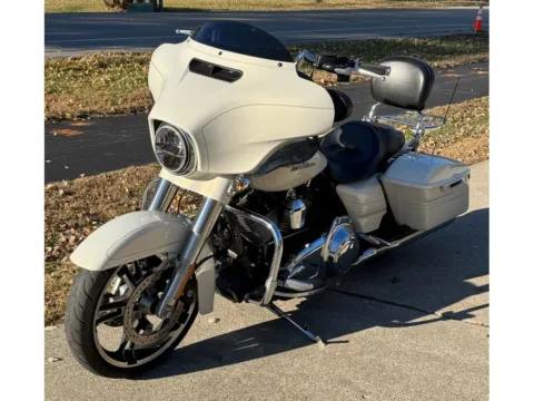 White 2015 Harley-Davidson FLHXS STREET GL S for sale in Cicero, IN