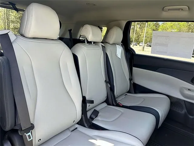 2025 Kia Carnival EX - Photo 24