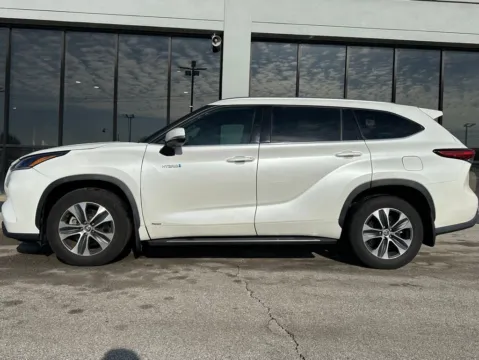 More photos of 2021 Toyota Highlander Hybrid XLE at AutoGiant USA Fishers, IN