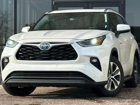 White 2021 Toyota Highlander Hybrid XLE for sale in Fishers, IN