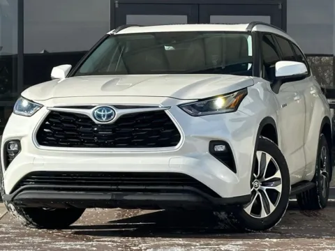 White 2021 Toyota Highlander Hybrid XLE for sale in Fishers, IN