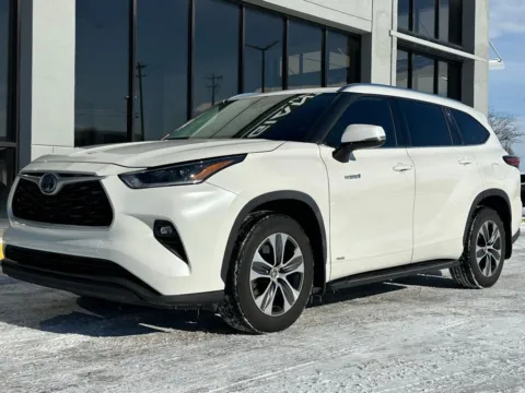 More photos of 2021 Toyota Highlander Hybrid XLE at AutoGiant USA Fishers, IN
