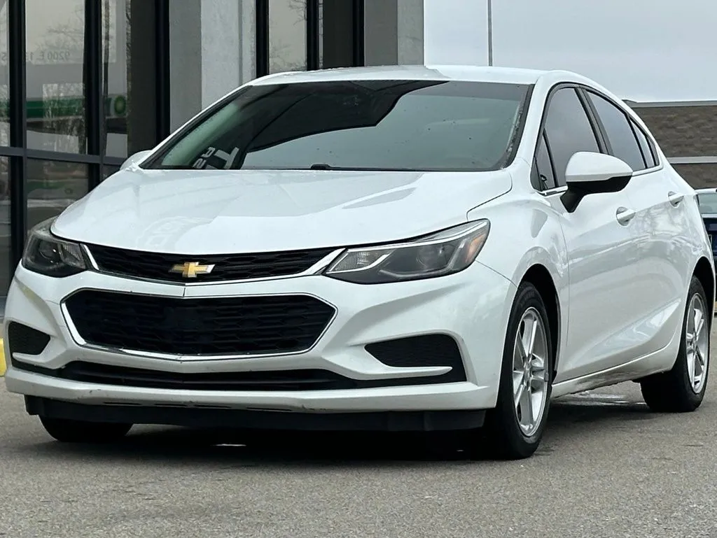 2017 Chevrolet Cruze LT photo 2