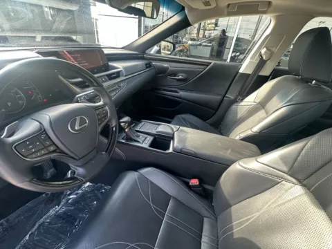 Photos of 2019 Lexus ES 300h Luxury for sale in Fishers, IN at AutoGiant USA Fishers