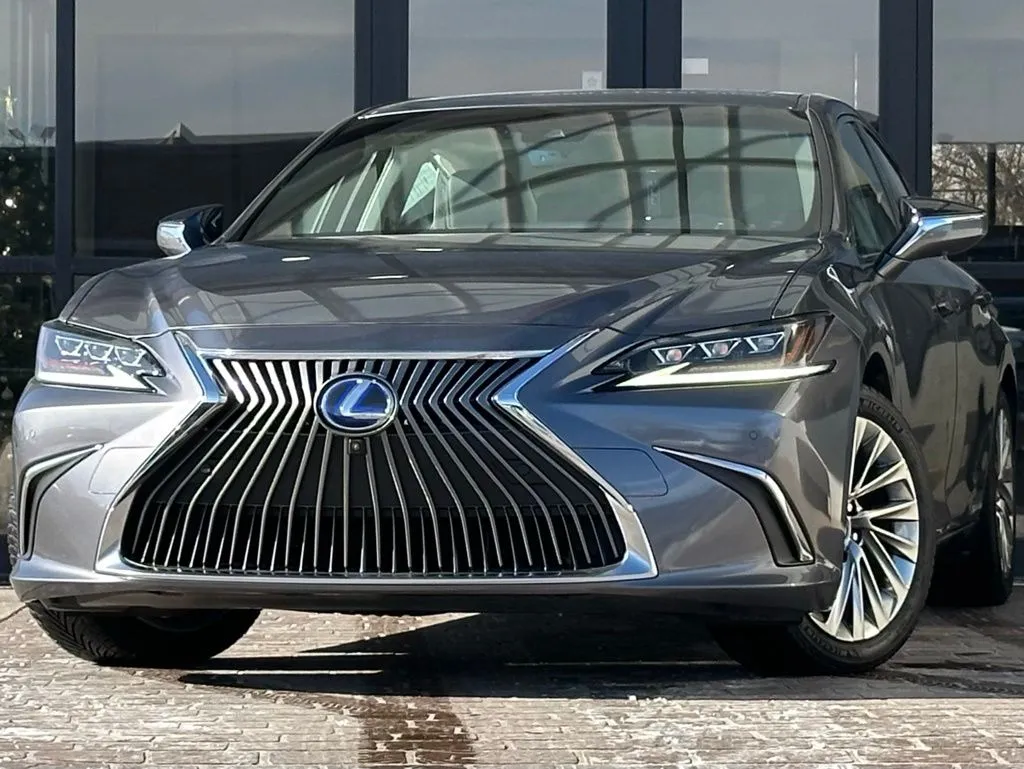 2019 Lexus ES Hybrid 300h's photo