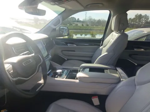 More photos of 2022 Jeep Wagoneer Series II at AutoGiant USA Fishers, IN