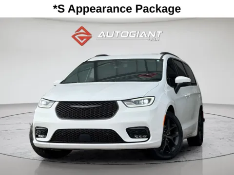 White 2023 Chrysler Pacifica Touring L for sale in Fishers, IN