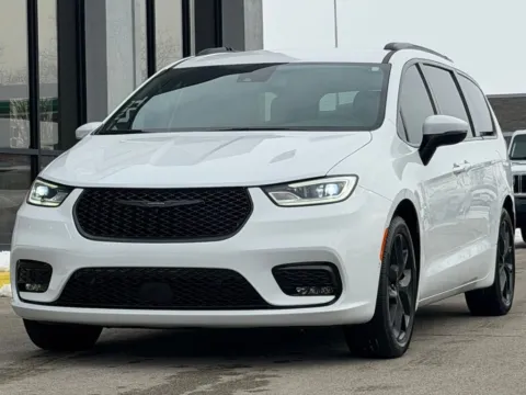 More photos of 2023 Chrysler Pacifica Touring L at AutoGiant USA Fishers, IN