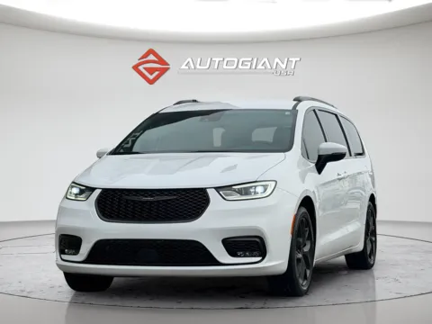 More photos of 2023 Chrysler Pacifica Touring L at AutoGiant USA Fishers, IN