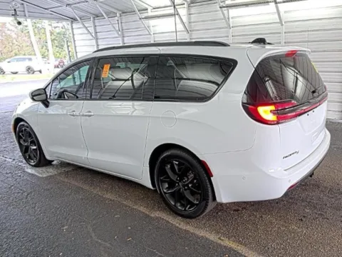 More photos of 2023 Chrysler Pacifica Touring L at AutoGiant USA Fishers, IN