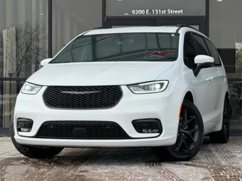 White 2023 Chrysler Pacifica Touring L for sale in Fishers, IN