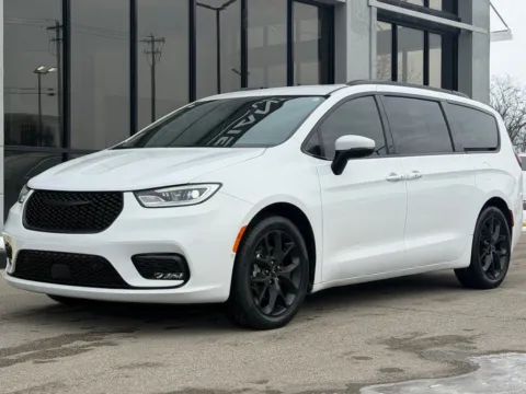 More photos of 2023 Chrysler Pacifica Touring L at AutoGiant USA Fishers, IN