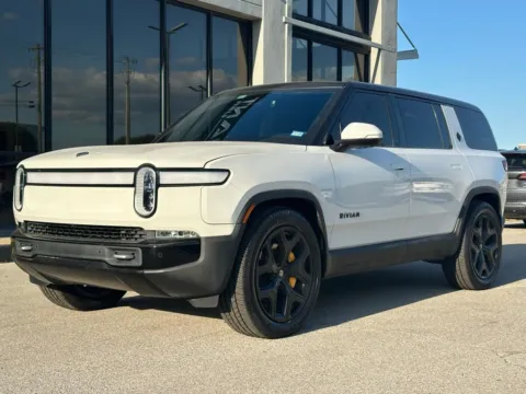 More photos of 2022 Rivian R1S Adventure at AutoGiant USA Fishers, IN