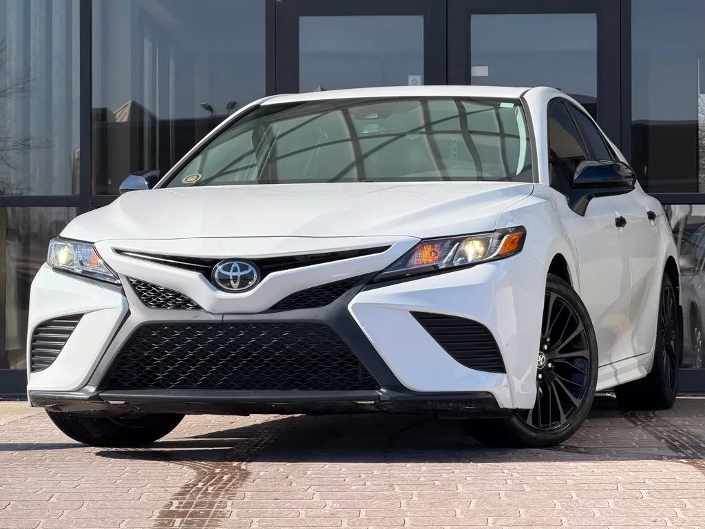 White 2020 Toyota Camry SE for sale in Fishers, IN