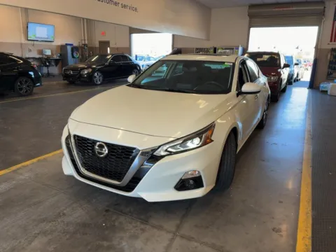 White 2020 Nissan Altima 2.5 SV for sale in Fishers, IN