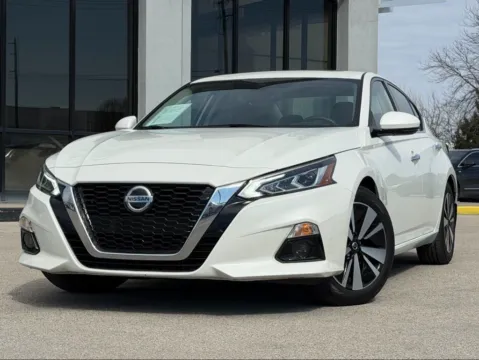 White 2020 Nissan Altima 2.5 SV for sale in Fishers, IN